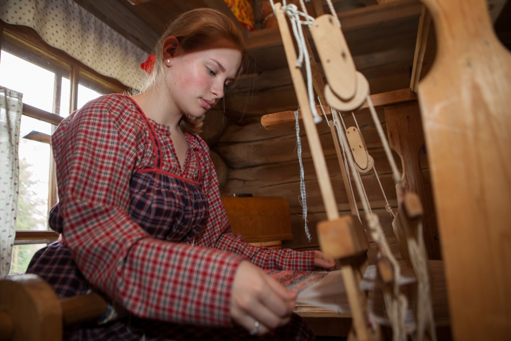«Ожившие ремесла» в музее «Малые Корелы»: ткачество