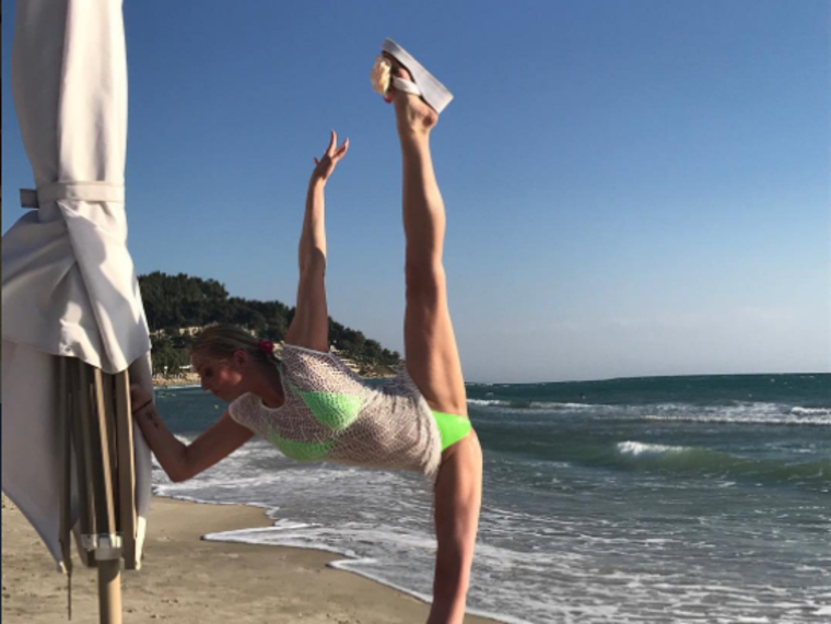 Люди сбежали с пляжа, где отдыхает Волочкова. ФОТО