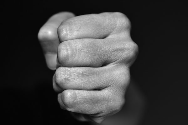 В ХМАО подростки избили сначала детей, а потом их подоспевших на подмогу отцов | В ХМАО полиция проверит инцидент с нападением подростков на детей и их отцов