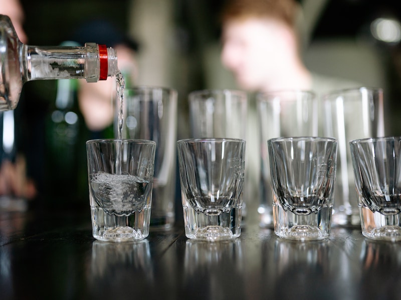 Самогонный бум в России: продажи аппаратов взлетели на 37% | Продажи самогонных аппаратов в РФ выросли на 37% в 2025 году