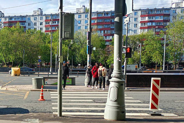 В Москве курьер на электровелосипеде сбил переходившего на зелёный свет мальчика | Курьер на электровелосипеде сбил ребёнка на пешеходном переходе в Москве