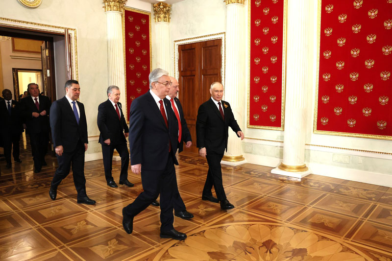 Президент Владимир Путин и лидеры иностранных государств отправились в Кремль после парада Победы | Путин и главы девяти иностранных государств прибыли в Кремль после парада Победы