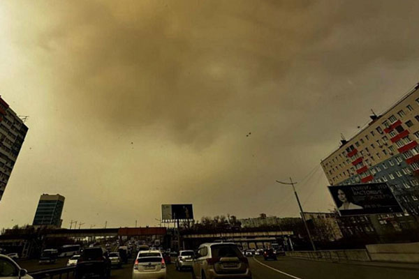 Стихия удивляет: песчаная буря из пустыни Сахара достигла России, окрасив небо южных регионов в грязно-желтые тона | Из-за африканской пыли в России начали выпадать жёлтые осадки