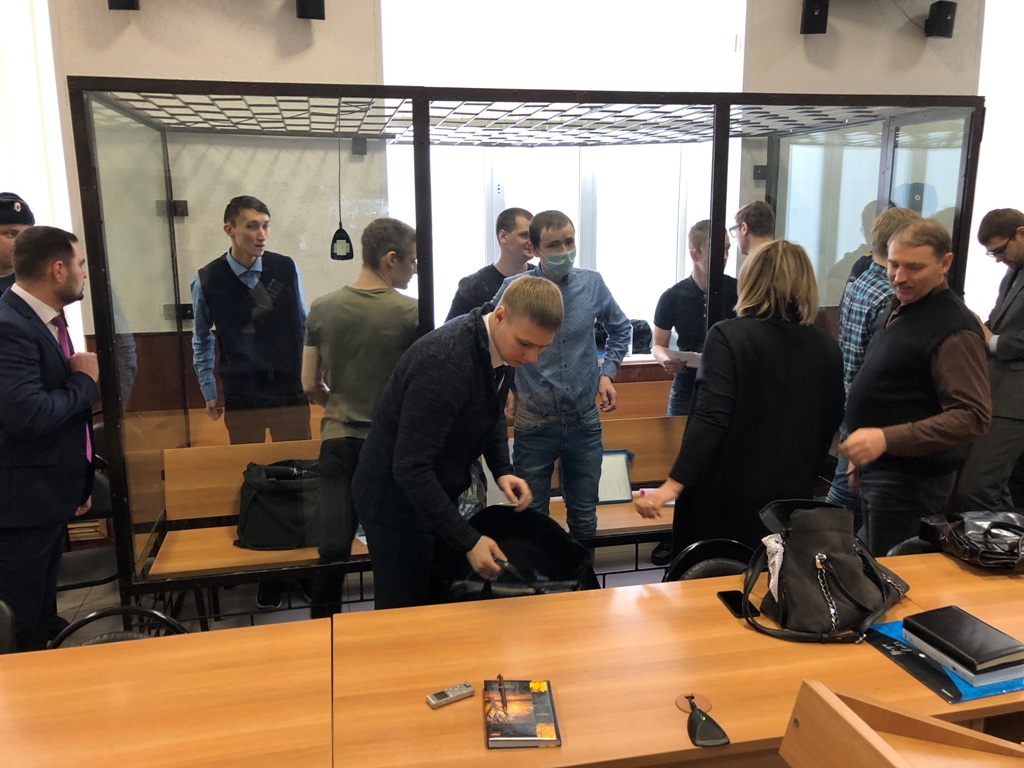 Фигурантов дела «Сети» приговорили к срокам от 6 до 18 лет колонии. Что говорят в Кремле?