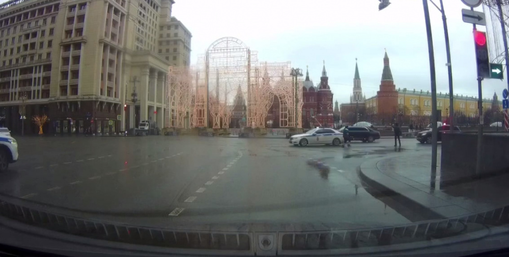 В Москве мужчина попытался перекрыть кремлевский кортеж | В Москве мужчина бросился под кортеж у стен Кремля