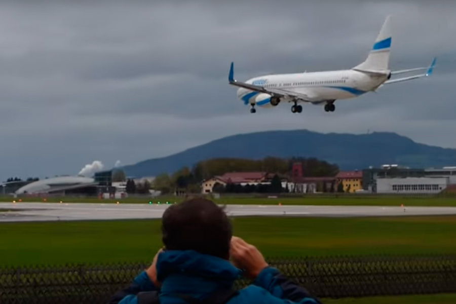 Самолет едва не разбился при страшной посадке в Австрии. ВИДЕО