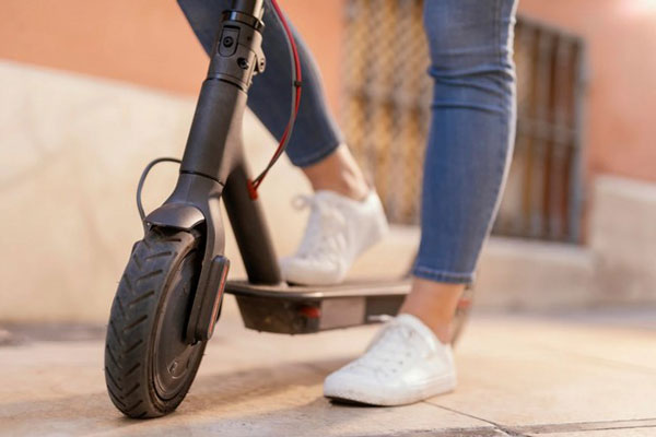 В России хотят запретить езду на электросамокатах по тротуарам | РБК: власти обсуждают запрет езды на электросамокатах по тротуарам