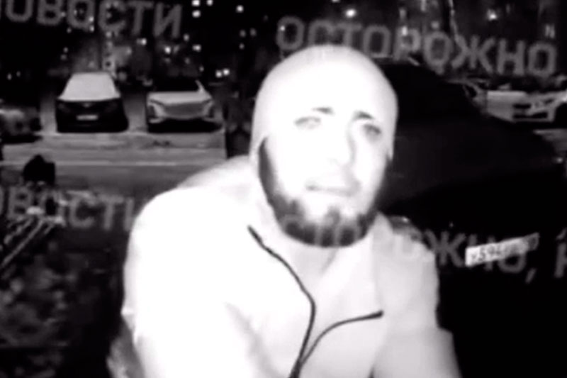 "Стал выламывать дверь". В Казани мужчина преследовал двух девушек до подъезда | В Казани мужчина преследовал девушек и пытался выломать дверь подъезда