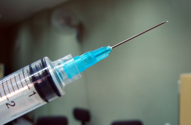 В Испании расследуют уже более 260 жалоб об уколах шприцами в общественных местах