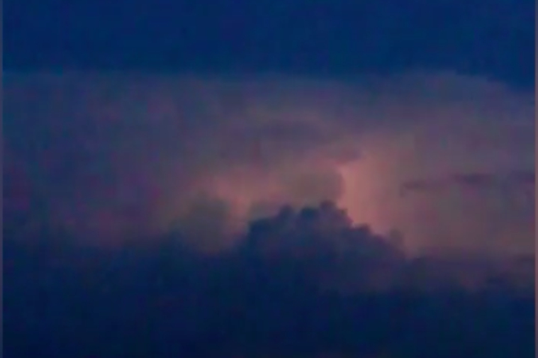 Жители атомного челябинского города заметили инопланетян в облаке с молниями. ВИДЕО