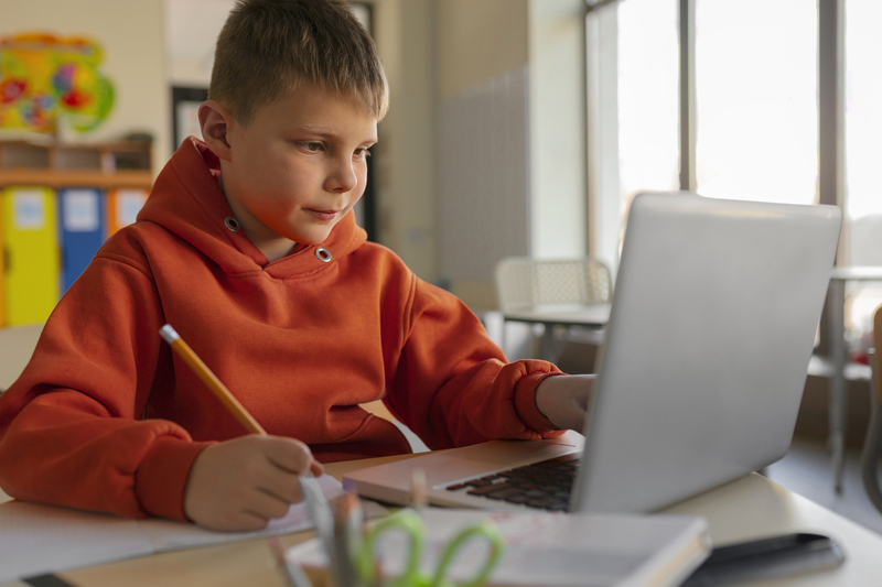 В российских школах с сентября 2026 года иностранные языки будут изучать меньше | Минпросвещения планирует сократить часы английского в 5–7 классах 