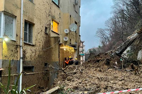 В Сочи оползень заблокировал жителей семиэтажного дома