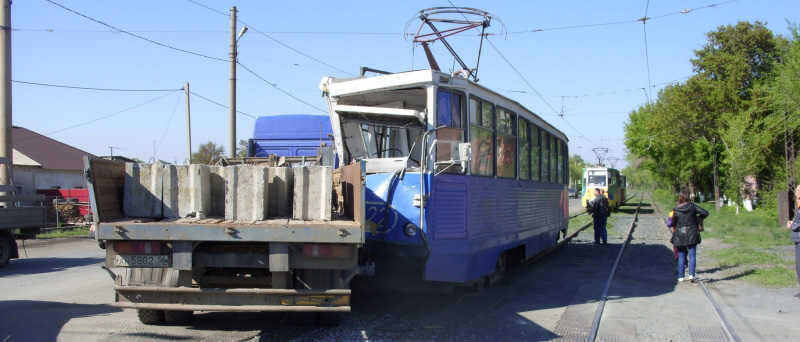 В Орске полицейские проводят проверку по факту ДТП с трамваем