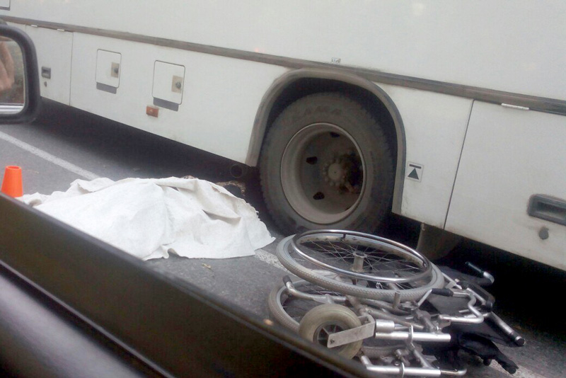 В Екатеринбурге маршрутка насмерть сбила колясочника-попрошайку из Петербурга