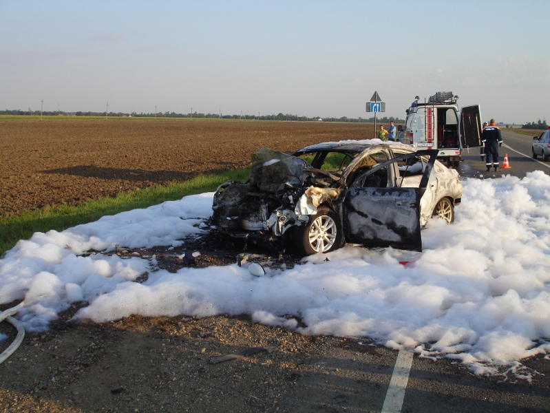 В Белореченске сотрудники полиции устанавливают обстоятельства ДТП, в результате которого погибло три человека