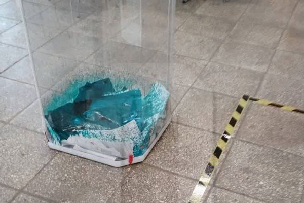 Поджоги и зелёнка. Как россияне портили урны в первый день выборов президента