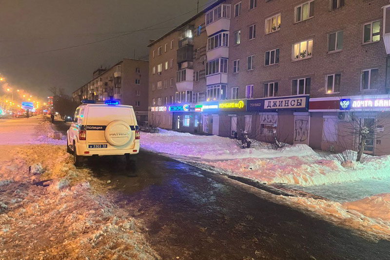 В Екатеринбурге мужчина с пистолетом ограбил банк. Он унес 7 миллионов рублей | На Урале из Совкомбанка неизвестный с пистолетом вынес 7 миллионов рублей