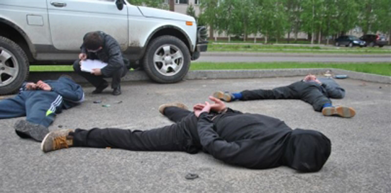 Полицейские Нефтеюганского района по «горячим следам» поймали грабителей банкомата