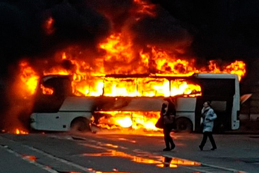 Сгореть за 14 минут. Огонь охватил туристический автобус в центре Петербурга