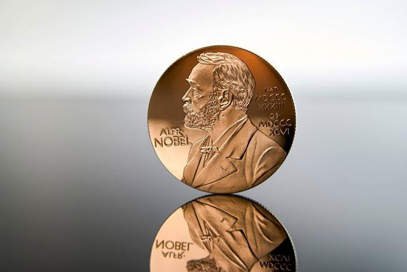 Трамп принял в подарок медаль Нобелевской премии мира от оппозиционера Венесуэлы | Трамп получил в подарок медаль Нобелевской премии мира