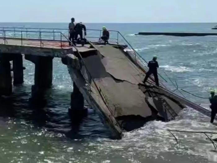 В Алуште рухнул аварийный причал: спасатели выводили людей из обломков | В Алуште обрушился причал, прокуратура начала проверку