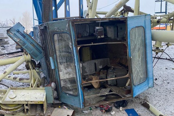 В Красноярске на рабочего рухнул кран