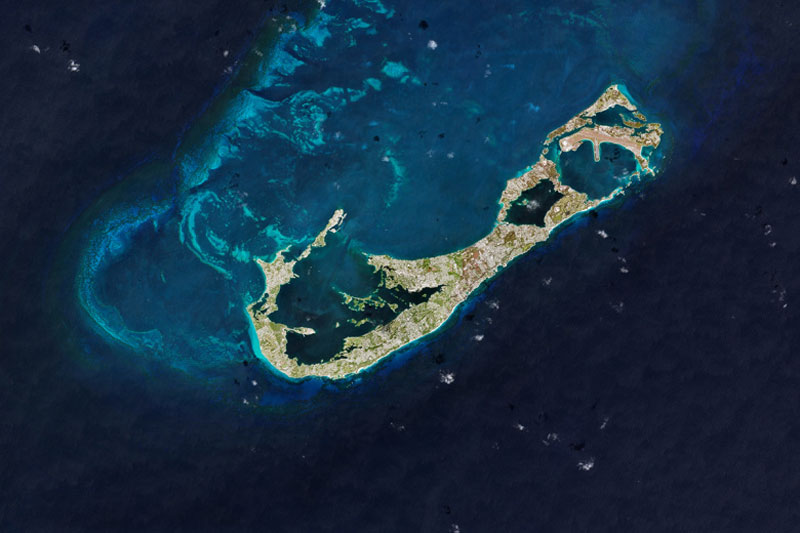 Ученые нашли под Бермудскими островами аномалию без аналогов в геологии | Под Бермудскими островами обнаружили необычную структуру земной коры