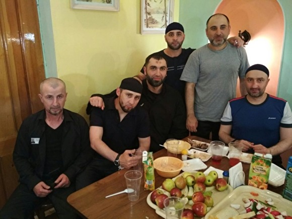 В соцсетях обнаружили фотографии застолья в колонии для силовиков с убийцей Немцова