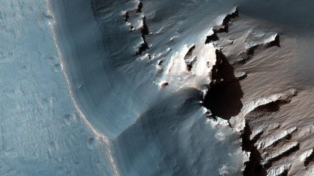 NASA опубликовало снимок лабиринта Ночи на Марсе