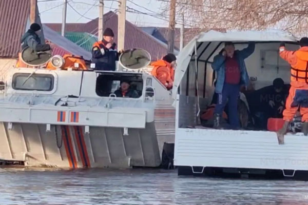 Центробанк предоставляет поддержку: круглосуточная горячая линия для пострадавших от наводнения в Оренбургской области | ЦБ РФ запустил горячую линию о кредитных каникулах для пострадавших от паводка 