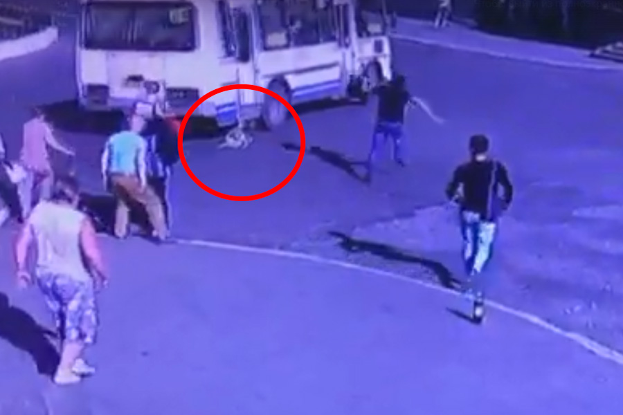 В Норильске автобус протащил девочку по дороге, зажав ей ногу дверями