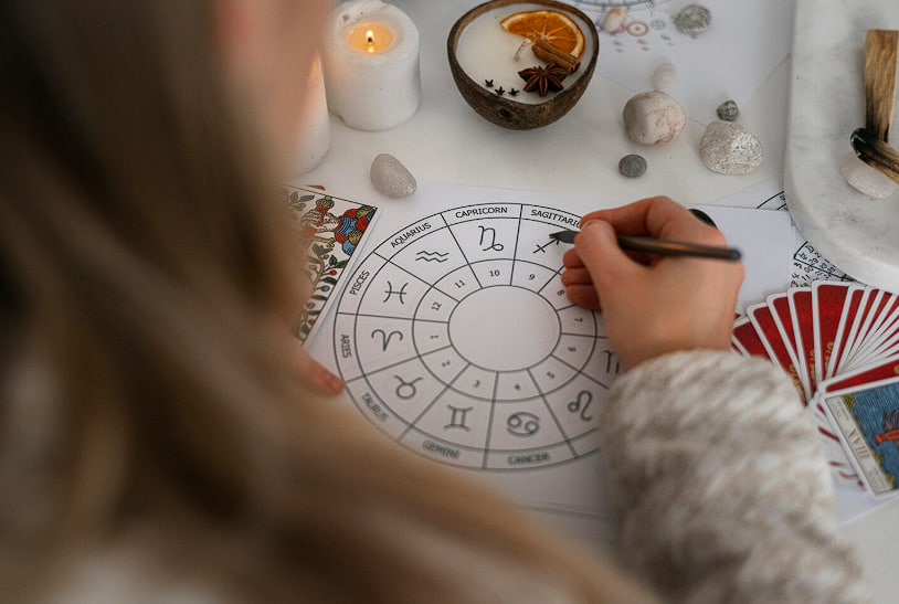 Этот месяц изменит вашу личную жизнь: прогноз для Овнов, Стрельцов и ещё трёх знаков