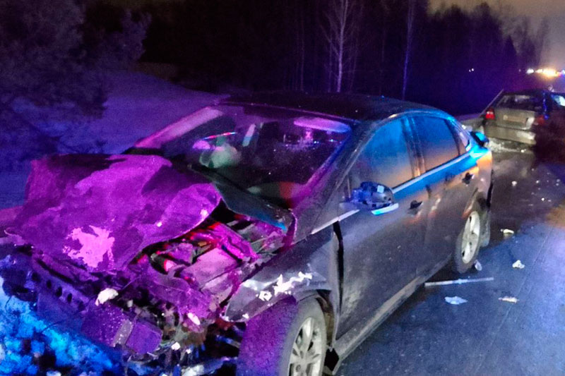 Под Тюменью в аварии с тремя автомобилями погибли семейная пара и две их дочери | Семейная пара с двумя дочерьми насмерть разбились на трассе под Тюменью