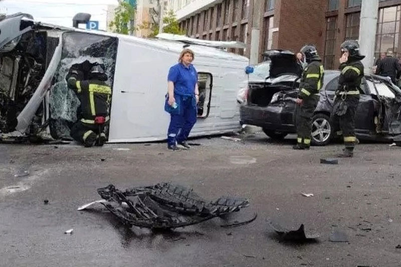 Карета скорой помощи перевернулась на бок после ДТП с легковушкой в Белгороде | В Белгороде карета скорой столкнулась с легковушкой на перекрёстке
