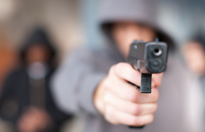 В Новосибирске неизвестные с оружием ограбили банк