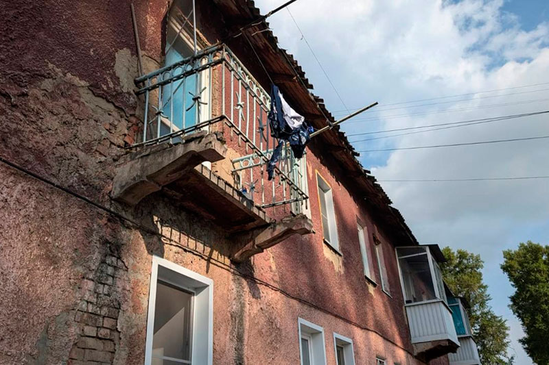 В одном из домов Кузбасса рухнул балкон, когда на нём стояла хозяйка квартиры
