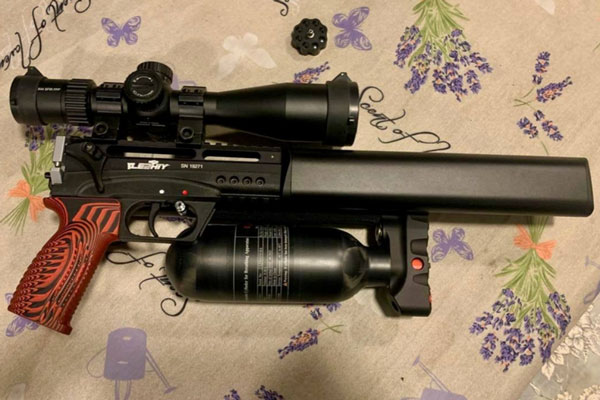 СК: 52-летний москвич случайно застрелил шестилетнюю девочку во время отдыха | Москвич нечаянно убил маленькую дочь друзей у них на даче