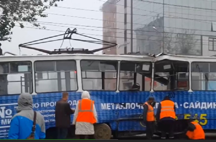 Водитель автобуса протаранил трамвай в центре Иркутска