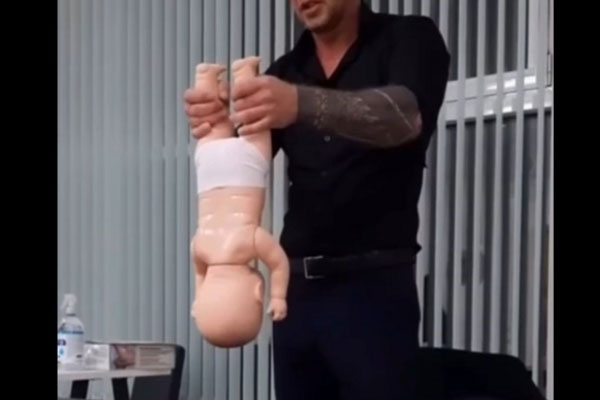 В Чите мануальный терапевт «лечит» детей, тряся их вверх ногами