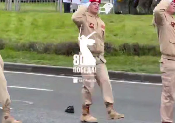 В Казани один из участников парада потерял ботинок, но продолжил маршировать | Участник казанского парада потерял ботинок во время шествия