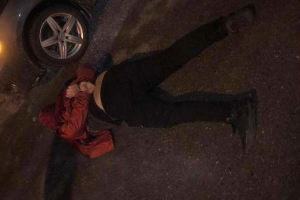 В Самаре мужчина на чёрном джипе посреди трассы вытолкал из салона девушку с перерезанным горлом