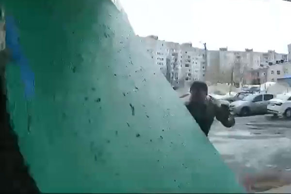 Бетонная стена у дома в Уфе чуть не придавила доставщика, оставившего посылку. Видео | В Уфе доставщик мебели чудом не попал под упавшую стену около подъезда