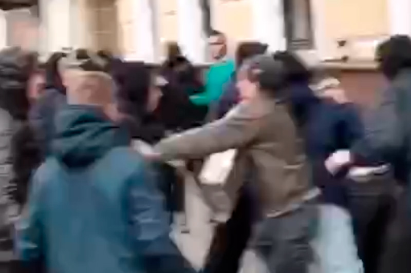В центре Москвы произошла массовая драка из-за кроссовок