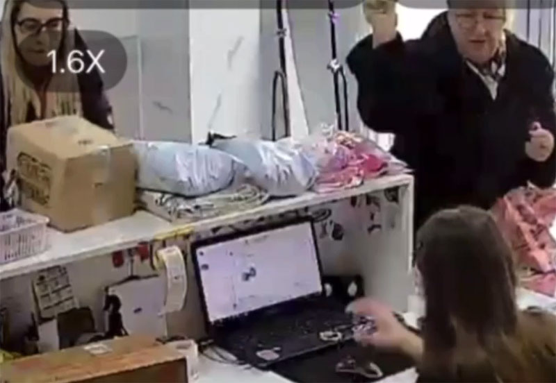 В Ростове пенсионерка напала на 17-летнюю сотрудницу WB из-за товара | Пенсионерка в Ростове напала на несовершеннолетнюю сотрудницу ПВЗ WB