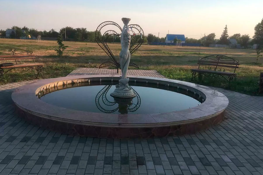 Под Волгоградом девочка погибла от удара током, доставая кепку из фонтана