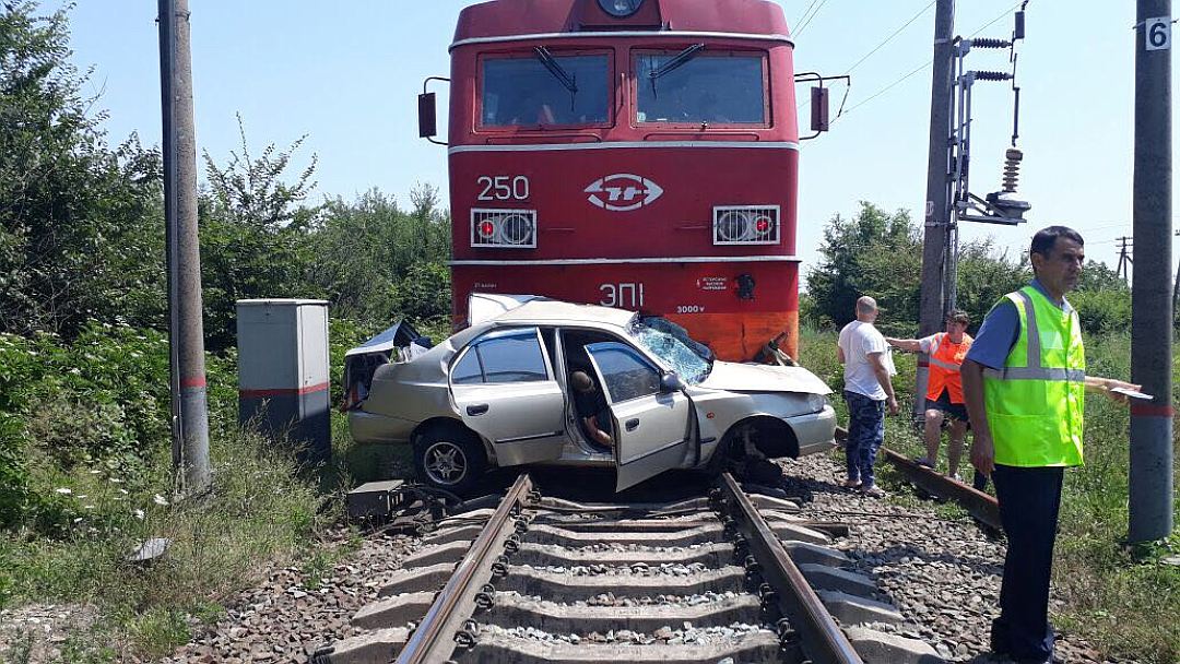 Страшное ДТП на железной дороге: поезд «Уфа-Новороссийск» протаранил легковушку