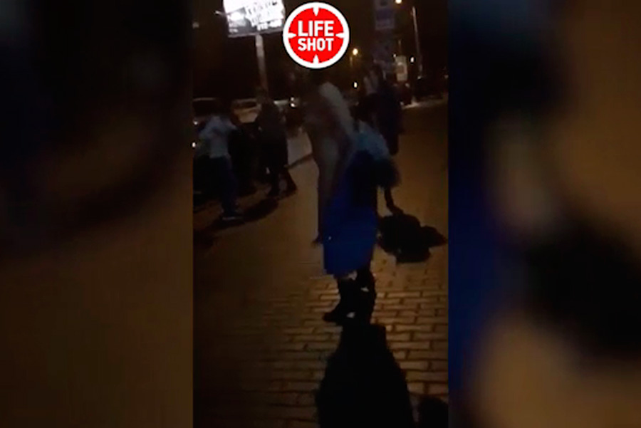 Голая Снегурочка в Таганроге устроила эротическое шоу для прохожих