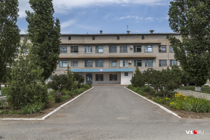 В ковидном госпитале под Волгоградом найдено тело пациента с ножом в груди