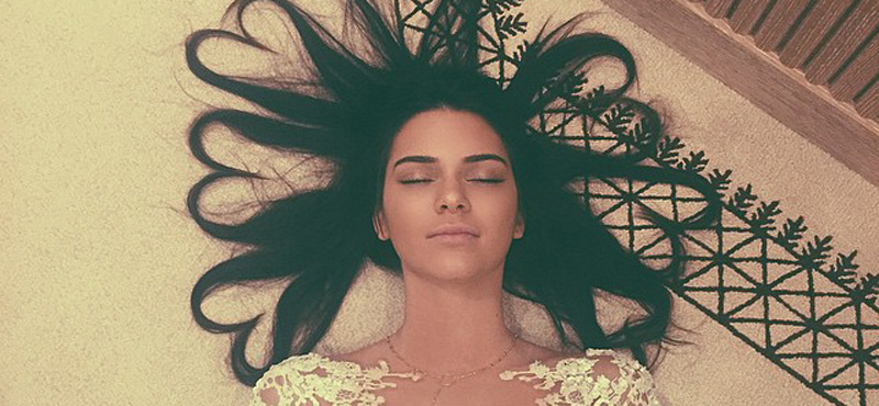 Фото сестры Кардашьян в кружевном белье стало самым популярным в Instagram