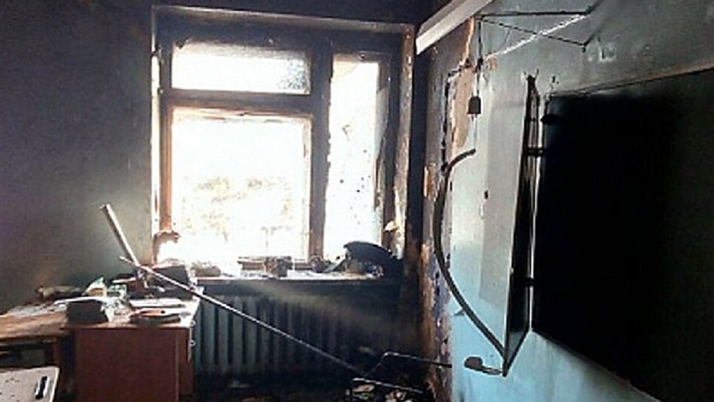 В Бурятии подросток напал с топором на детей и поджег школу
